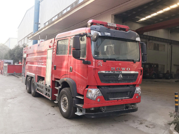 重汽豪沃16噸泡沫消防車