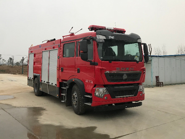 重汽豪沃干粉水聯(lián)用消防車(chē)