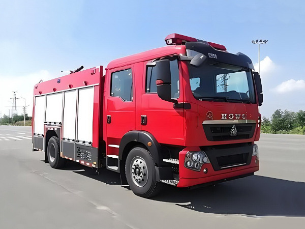 重汽豪沃6噸水罐消防車