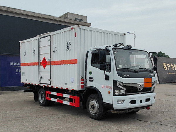 東風(fēng)福瑞卡易燃液體廂式運(yùn)輸車