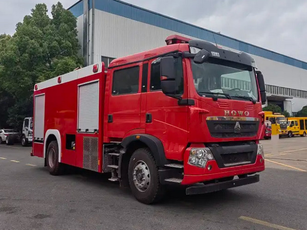 重汽豪沃8噸泡沫消防車