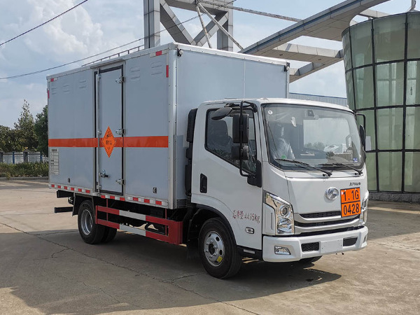 躍進超越爆破器材運輸車