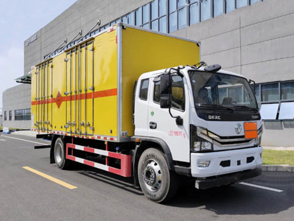 東風多利卡D8爆破器材運輸車