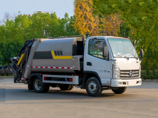 凱馬壓縮式垃圾車(5立方)