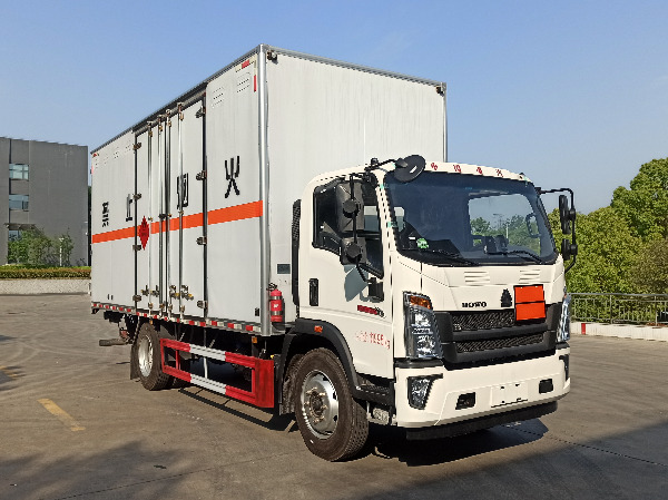 重汽5米2易燃液體廂式運(yùn)輸車