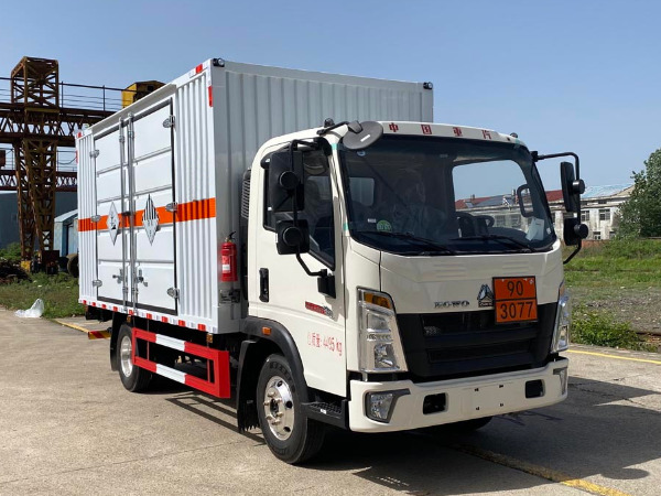 重汽4米1雜項物品廂式運輸車