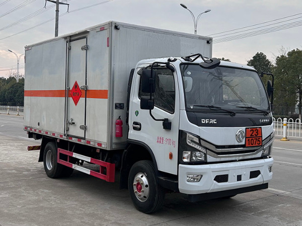東風(fēng)5噸易燃?xì)怏w廂式運(yùn)輸車(chē)