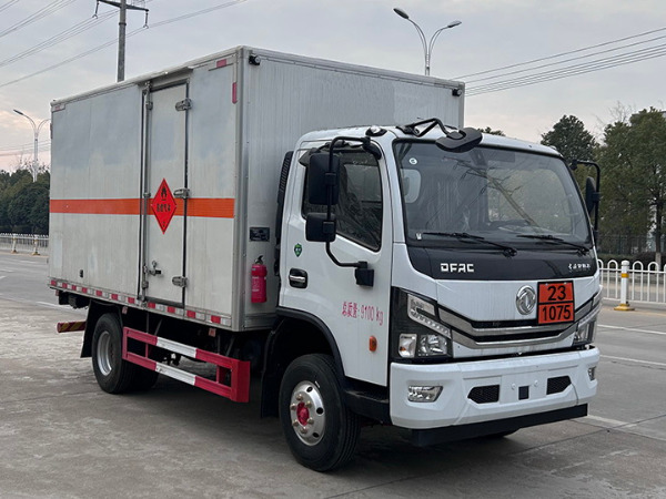 東風(fēng)5噸易燃液體廂式運(yùn)輸車