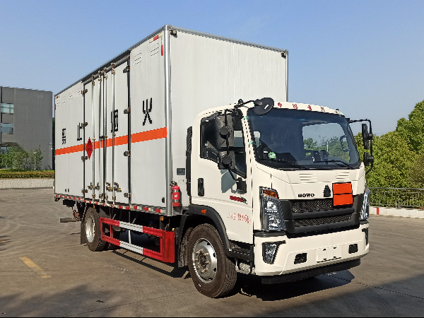 重汽5米2易燃?xì)怏w廂式運(yùn)輸車(chē)