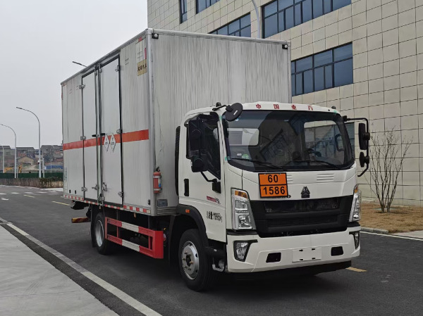 重汽5米2毒性和感染性物品廂式運(yùn)輸車(chē)