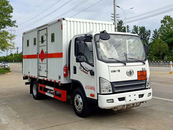 解放4米1易燃?xì)怏w廂式運(yùn)輸車
