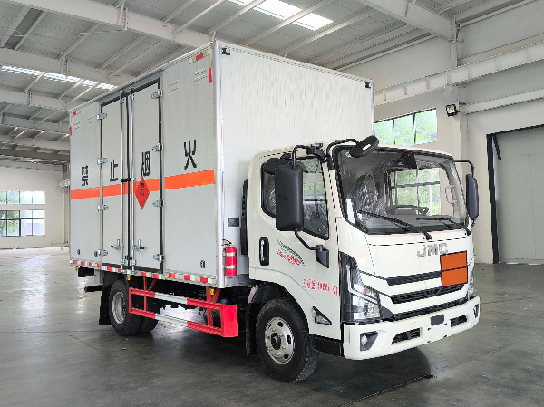 江鈴5噸易燃液體廂式運(yùn)輸車