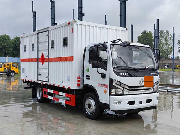 東風(fēng)5米2易燃液體廂式運(yùn)輸車