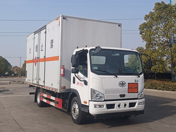 解放5米2易燃液體廂式運(yùn)輸車