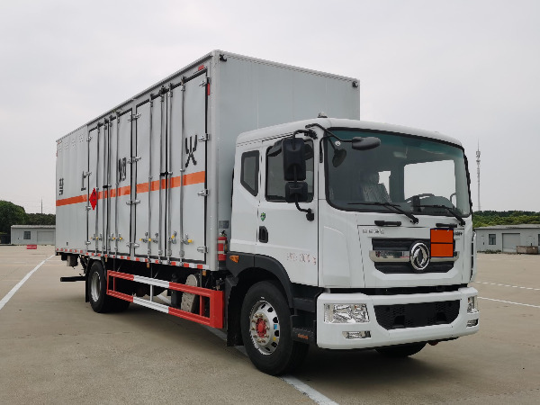 東風(fēng)D9易燃液體廂式運(yùn)輸車