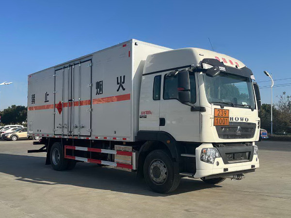 重汽豪沃易燃液體廂式運(yùn)輸車