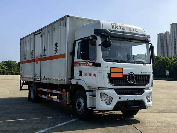 陜汽德龍易燃液體廂式運(yùn)輸車