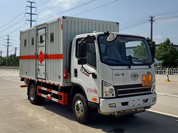 解放藍(lán)牌易燃液體廂式運(yùn)輸車