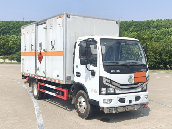 東風(fēng)多利卡易燃液體廂式運(yùn)輸車