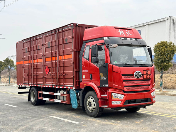 解放J6L易燃液體廂式運(yùn)輸車