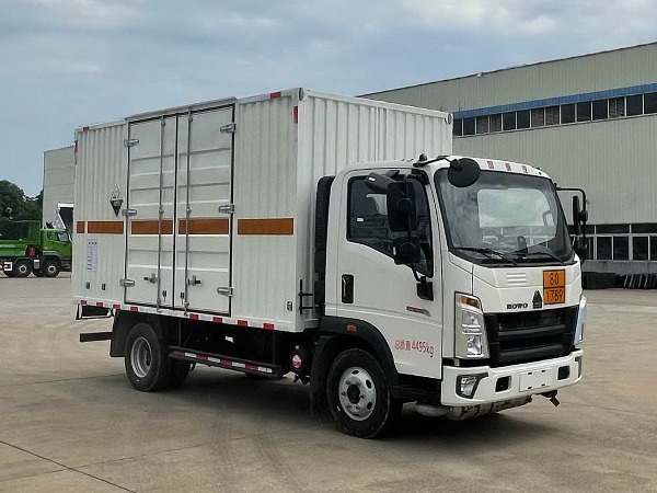 重汽悍將腐蝕性物品廂式運輸車