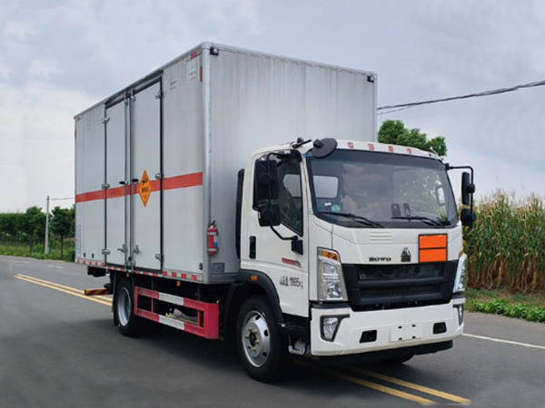 重汽豪沃5米2爆破器材運(yùn)輸車