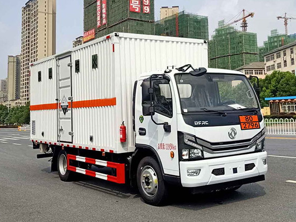 東風5米2腐蝕性物品廂式運輸車
