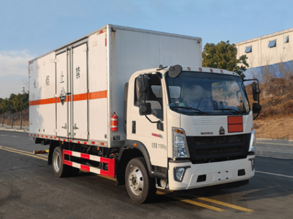 重汽5米2腐蝕性物品廂式運輸車