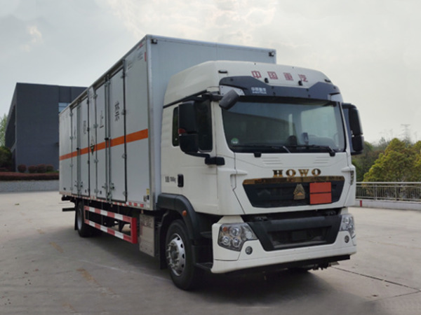 重汽豪沃腐蝕性物品廂式運輸車