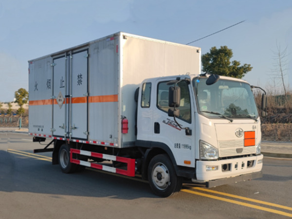 解放5米2毒性氣體廂式運(yùn)輸車