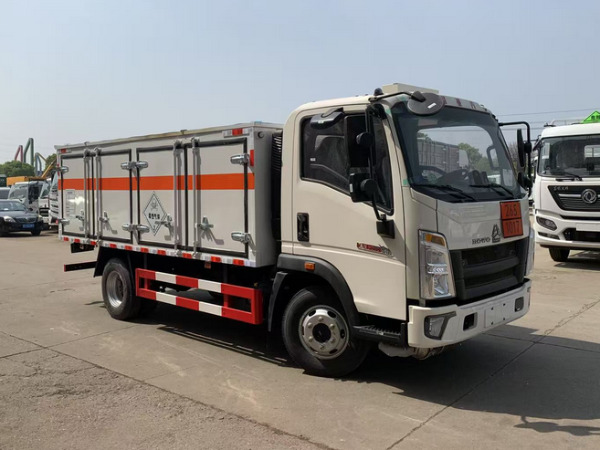 重汽4米1毒性氣體廂式運(yùn)輸車