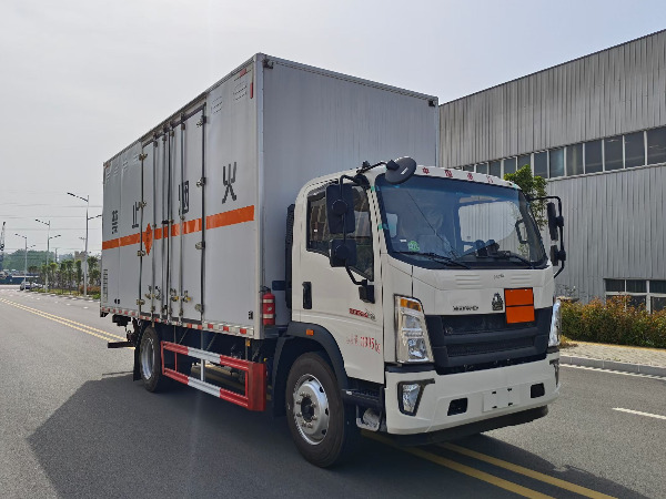 重汽5米2煙花爆竹運輸車