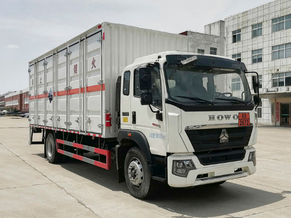 重汽豪沃腐蝕性物品廂式運輸車