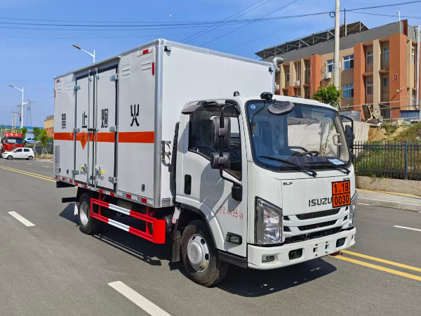 五十鈴藍(lán)牌爆破器材運(yùn)輸車