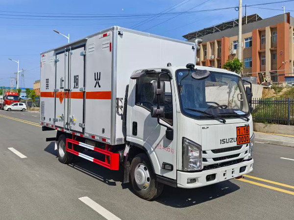 五十鈴藍牌煙花爆竹運輸車